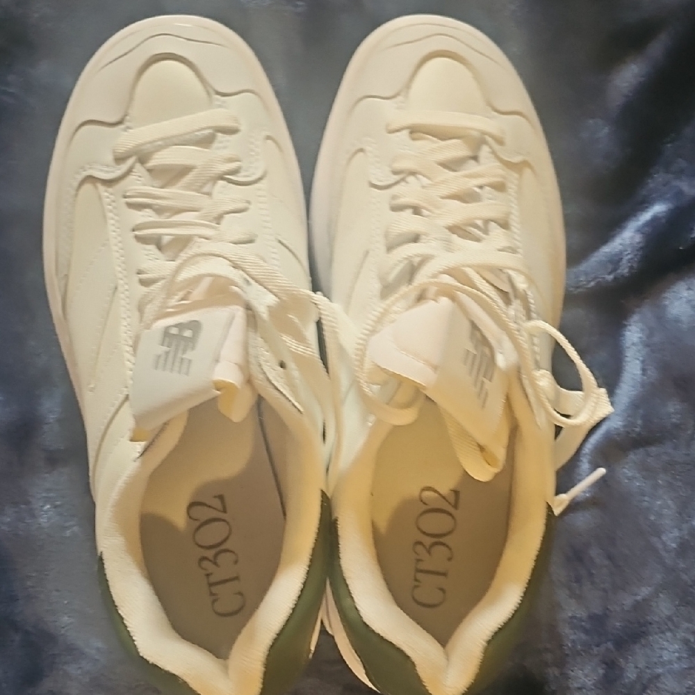 New Balance Women's White Athletic Shoes - Picture 6 of 7